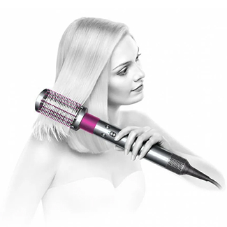 Девушка пользуется техникой Dyson